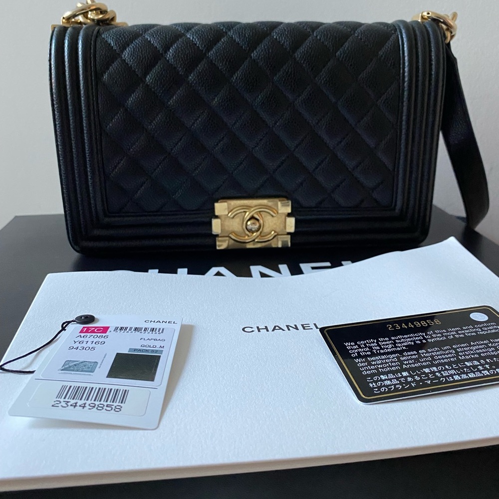 Chanel Medium Boy Handbag in Caviar Leather - Picture 2 of 13